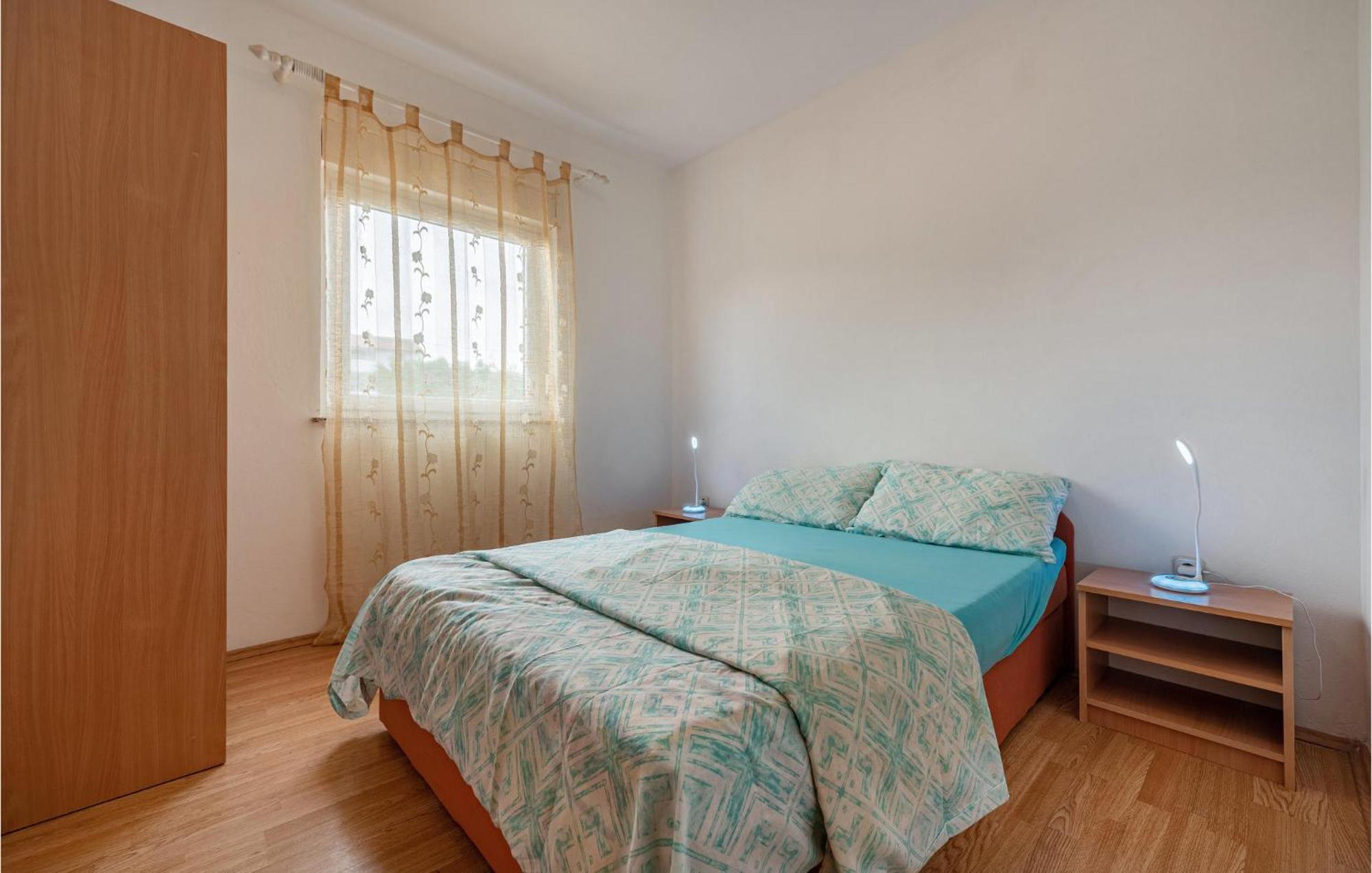 Two-Bedroom Apartment in Vir Buitenkant foto