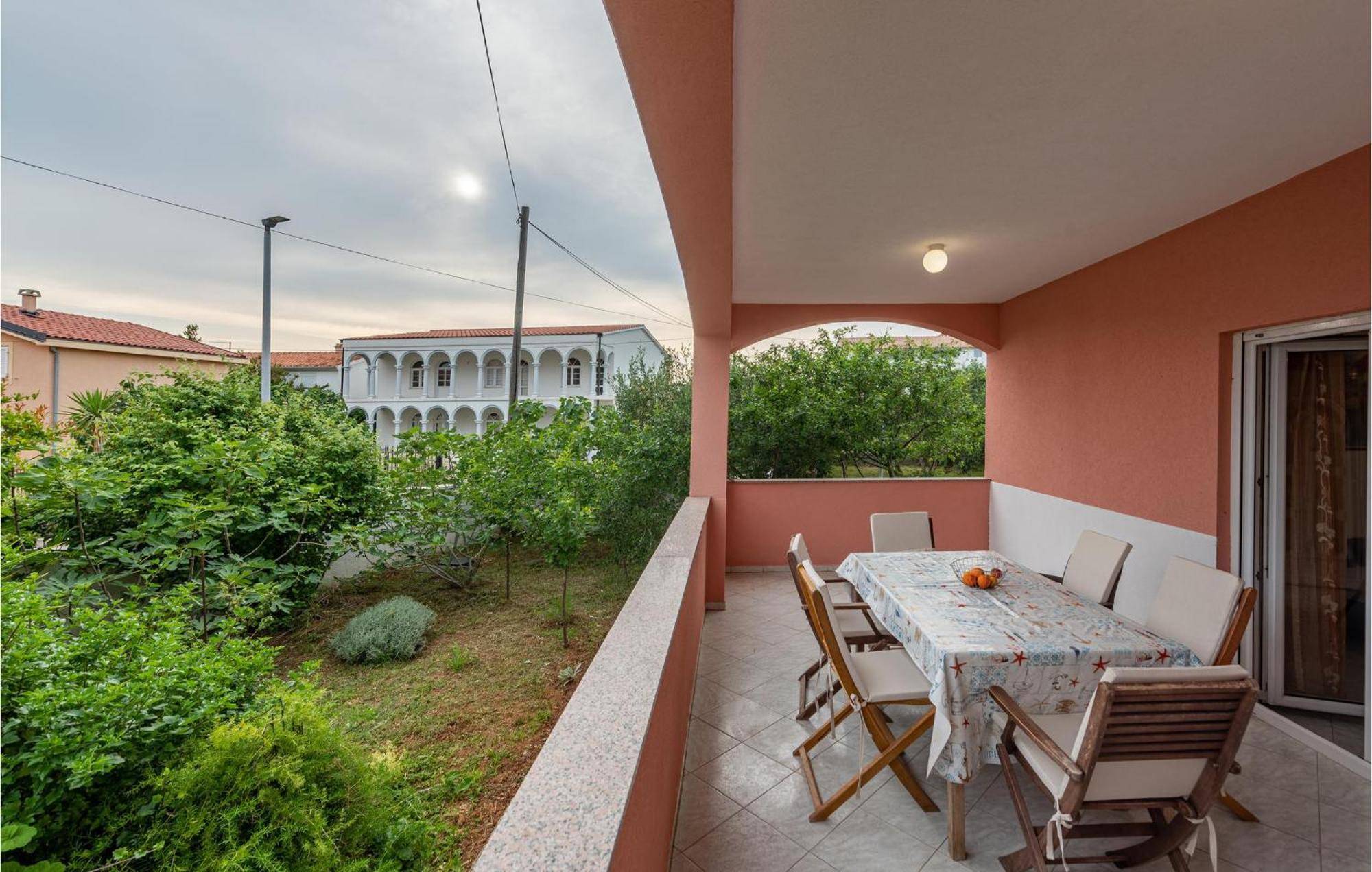 Two-Bedroom Apartment in Vir Buitenkant foto